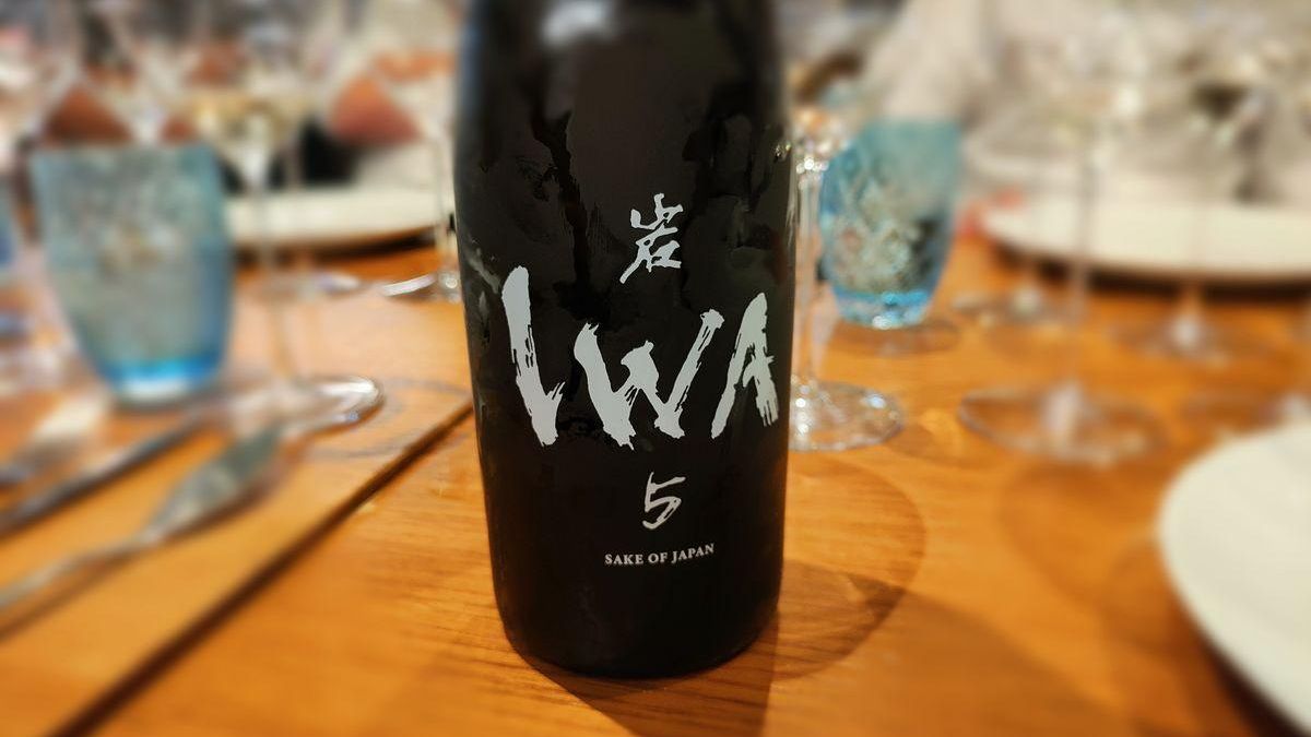 Una botella de sake Iwa 5.