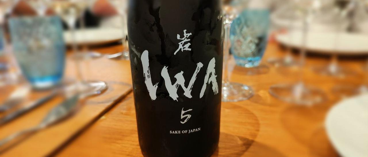 Una botella de sake Iwa 5.
