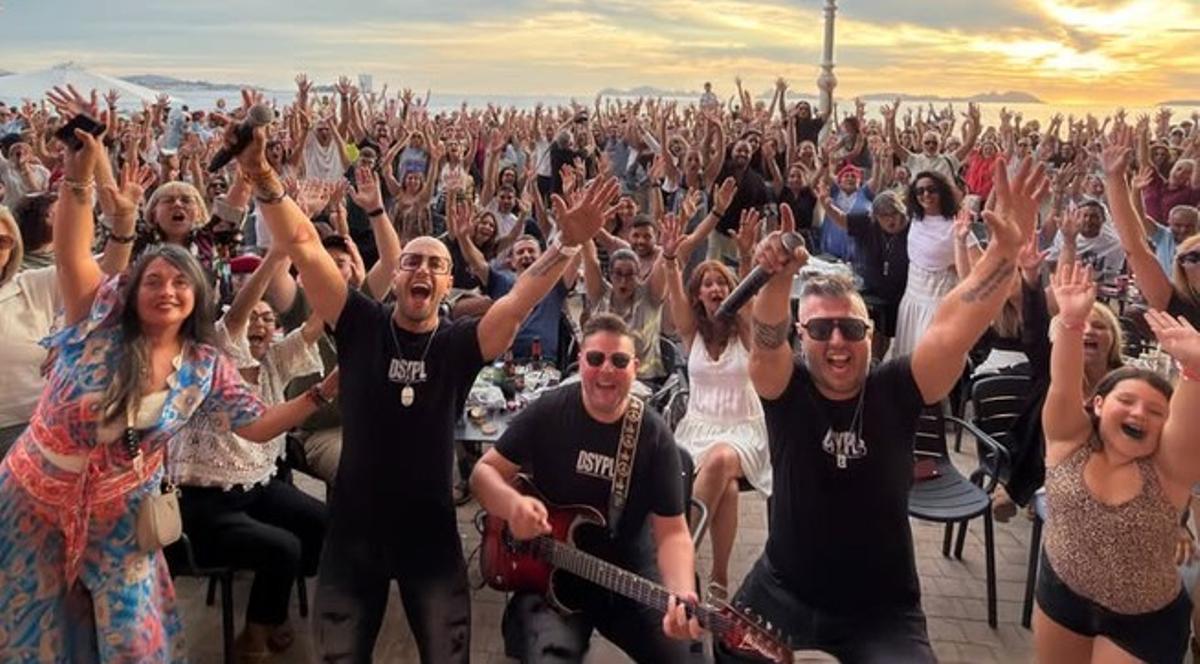Foto de familia en el Chiringuito Samil tras el concierto del pasado domingo.