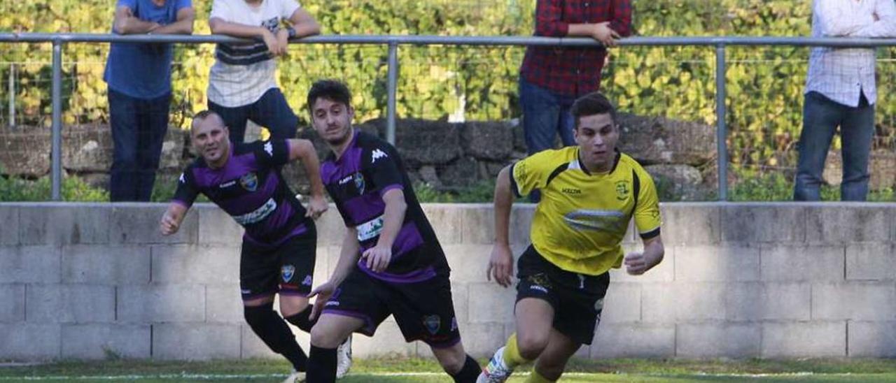 Un lance del encuentro jugado ayer entre Ribeiro y Bande en el campo de O Souto. // Jesús Regal