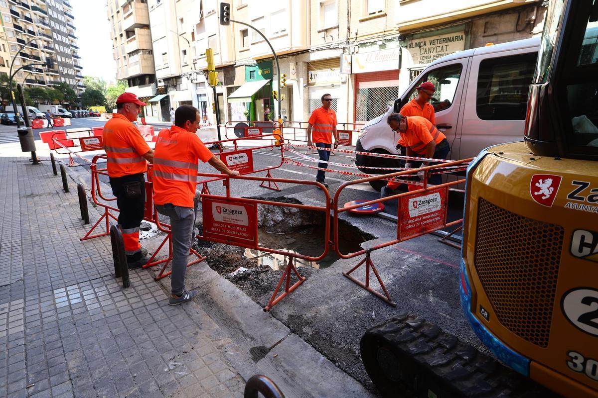 En imágenes I Rotura de una tubería de más 90 años de antigüedad en Miguel Servet