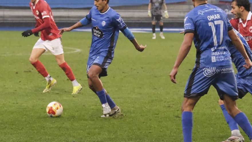 Un momento del partido disputado ayer en O Couto. | Roi Cruz