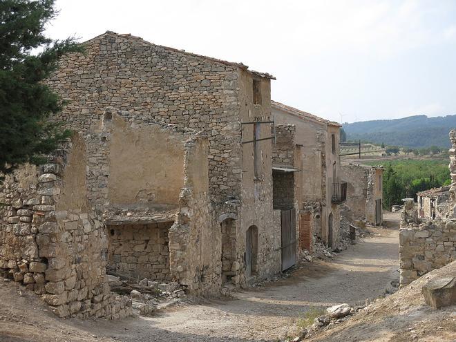 Antiguas casas derruidas por la guerra en Poble Vell de Corbera d'Ebre