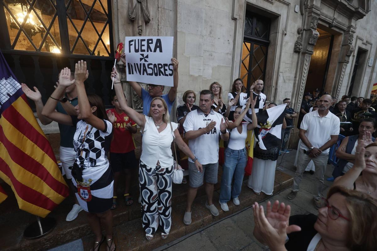 Imágenes de la manifestación en Cort, Palma, en apoyo a Ceuta