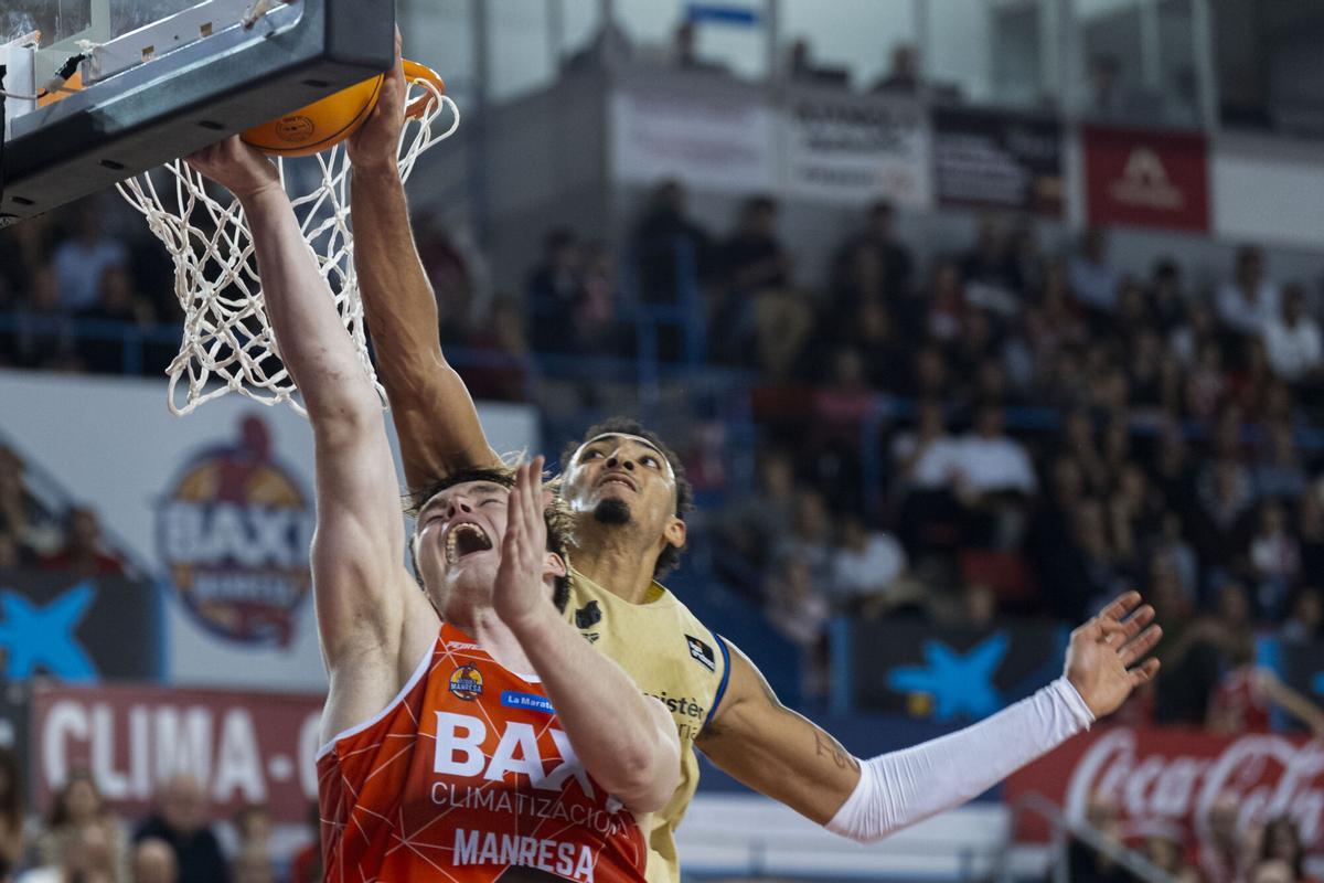 Miles Norris (d) tapona al ala-pívot letón del Baxi Manresa Marcis Steinbergs durante el encuentro de la jornada 10.