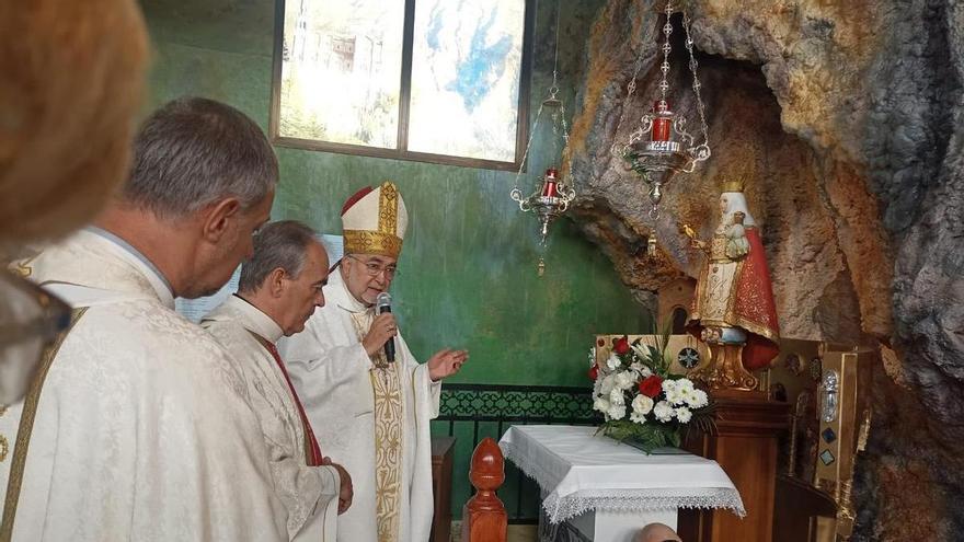 Un pedazo de Covadonga en Oviedo: el arzobispo bendice la santa cueva