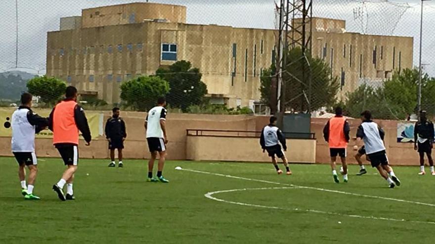 Los jugadores del Elche, durante el entrenamiento de esta mañana