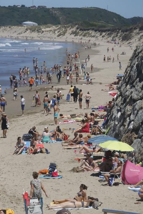 Jornada multitudinaria en las playas asturianas