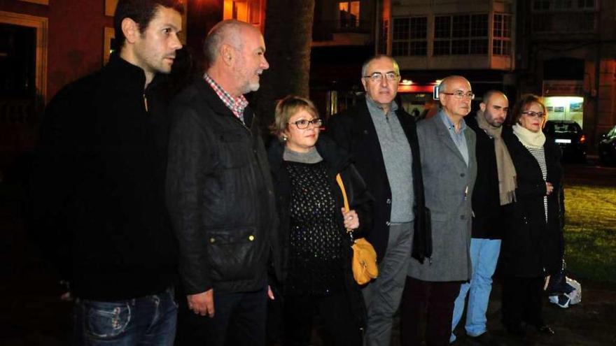 La ejecutiva de la formación local de Ciudadanos en Vilagarcía, ayer frente al Concello. // Iñaki Abella