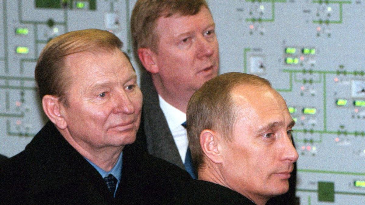 Anatoli Txubais (al fons) i Vladímir Putin (en primer terme), en una imatge de l’any 2000. | REUTERS