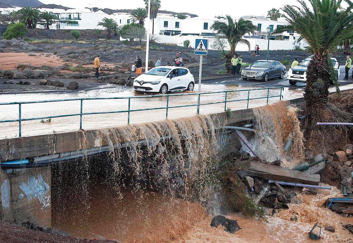 Daños por el desbordamiento de un barranco.