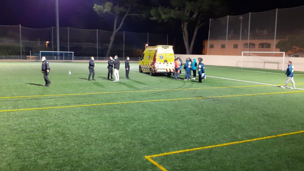 La ambulancia ha tenido que entrar al terreno de juego del Sporting Sant Marçal.