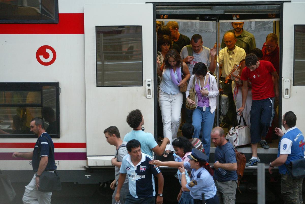 Los pasajeros del tren que el 3 de agosto de 2007 se quedó detenido poco después de abandonar Sants. Les tocó, tras dos horas de encierro, caminar por las vías