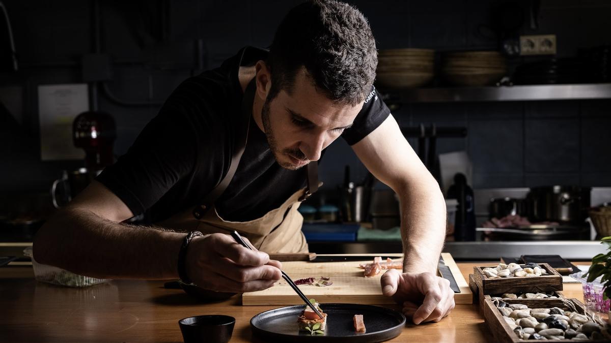 Xune Andrade, en la cocina de Monte, restaurante del pequeño pueblo asturiano de San Feliz.
