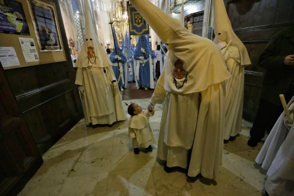 La Dolorosa  ya vela a su  hijo en la cruz