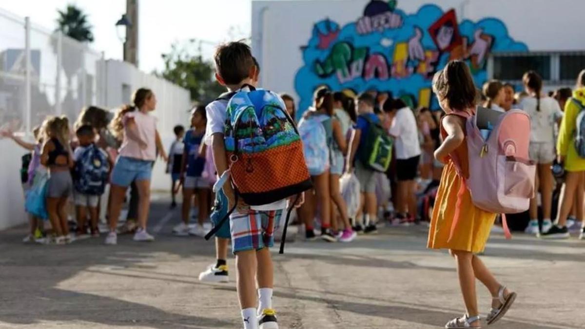 Niños en el primero día de clase