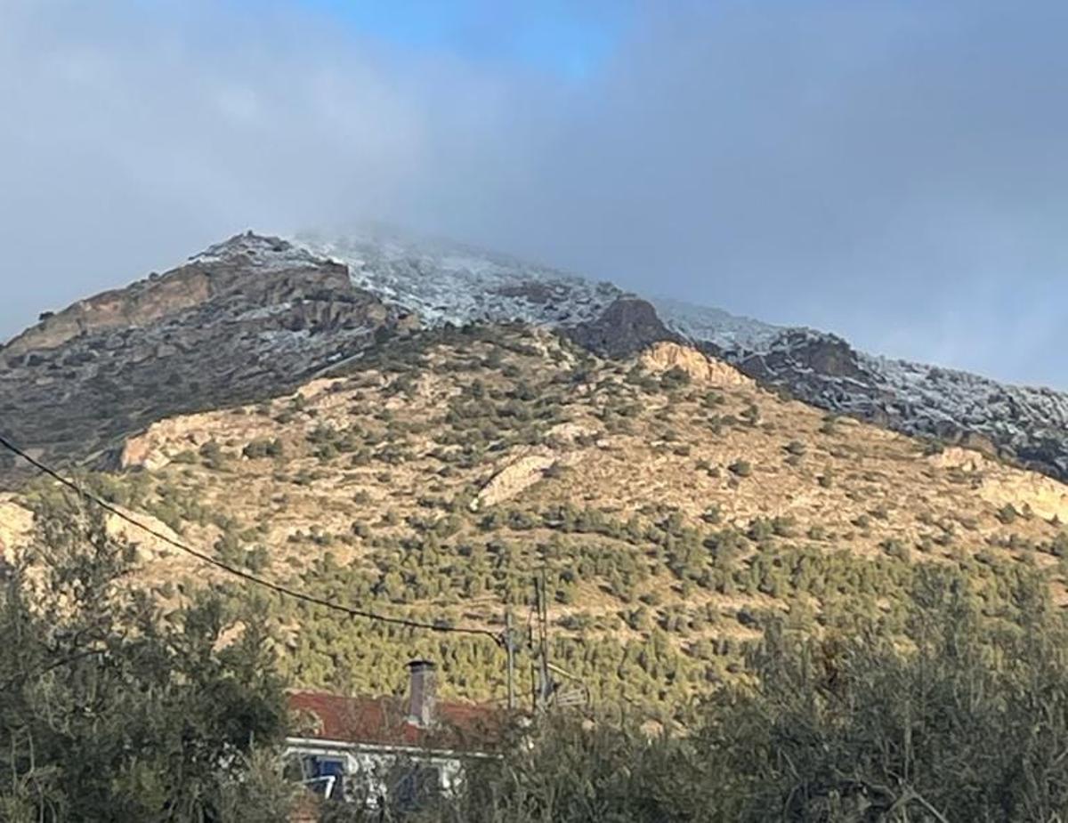 Nieve en las cumbres de la pedanía lorquina de Zarzadilla de Totana.