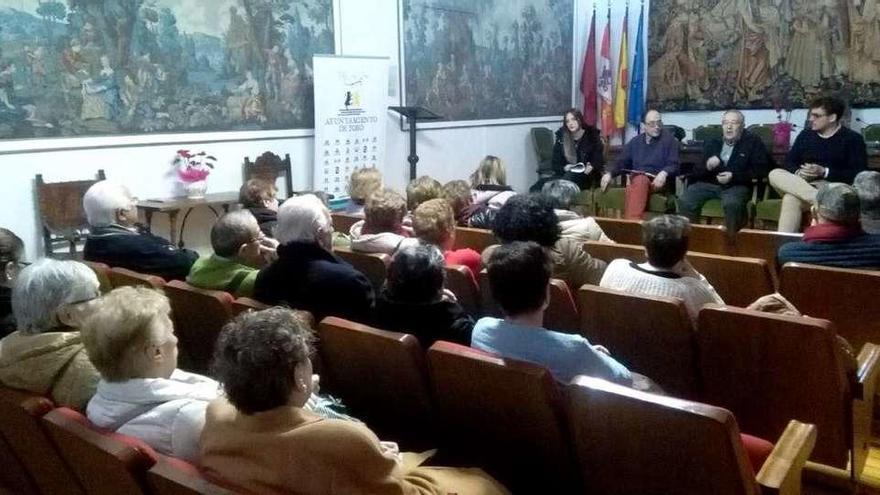 Vecinos, autoridades y responsables del Movimiento en Defensa de la Sanidad, durante la asamblea celebrada ayer en Toro.