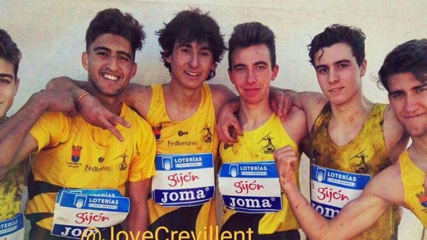 Los atletas juveniles del Club Atletisme Crevillent celebran la medalla lograda en Gijón