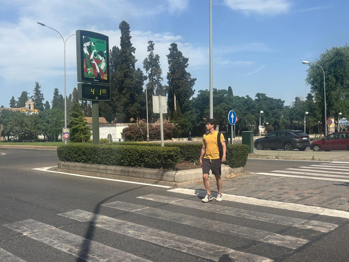 Un termómetro urbano marca 41 grados centígrados este martes 26 de mayo en la avenida de Libia en Córdoba.