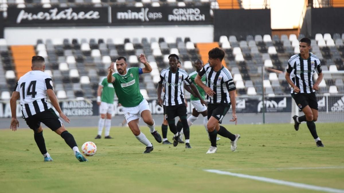 De las Cuevas, rodeado por jugadores del Badajoz.