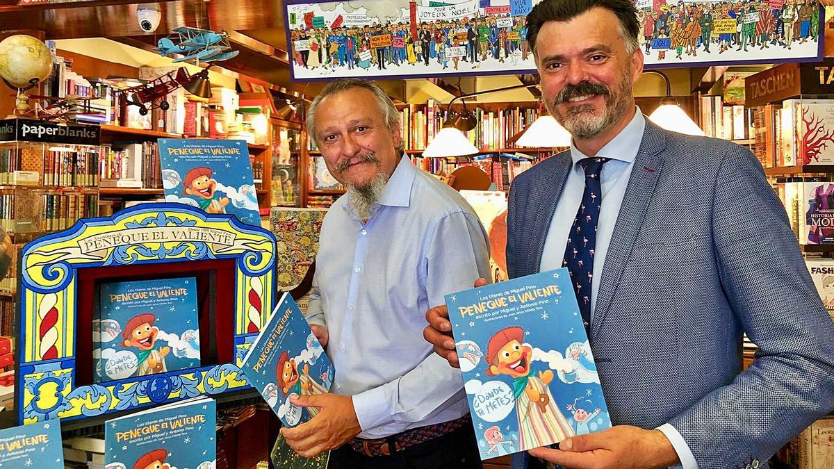 Miguel (izquierda) y Antonio Pino, con el primer libro sobre Peneque en Mapas y Compañía. | L.O.