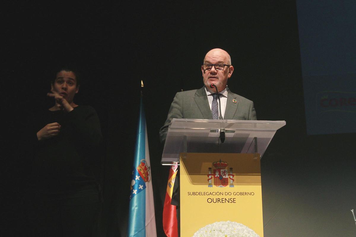 Eladio Santos pronuncia su discurso, junto a una intérprete de lengua de signos.
