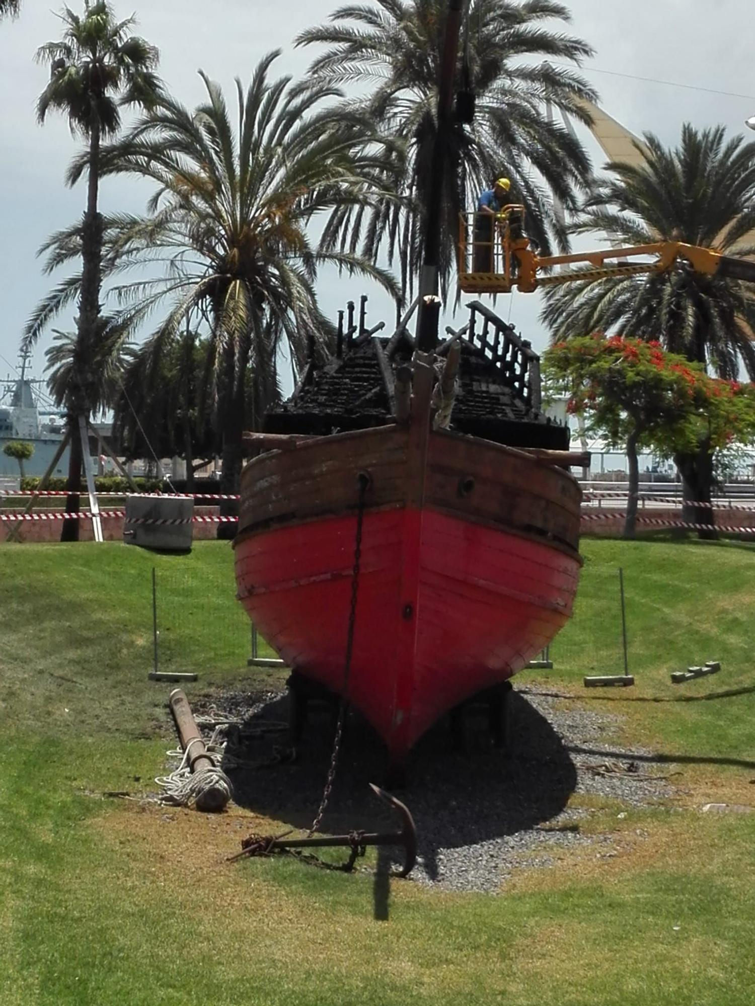 Arde la réplica de 'La Niña' en el Parque de Santa Catalina