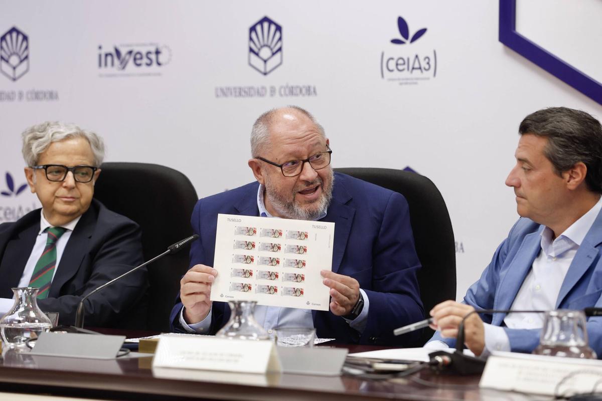 Córdoba. Sala de Prensa del Rectorado, tendrá lugar la presentación del sello conmemorativo con motivo del 900 aniversario del nacimiento de Averroes. El acto contará con las intervenciones de Manuel Torralbo Rodríguez, rector de la UCO; Juan Carlos Abio Trigueros, director de Correos en Córdoba; José María Bellido Roche, alcalde de Córdoba; Salvador Fuentes Lopera, presidente de la Diputación de Córdoba; Adolfo Molina Rascón, delegado de la Junta en Córdoba; y Miguel Moro Aguilar, director general de Casa Árabe