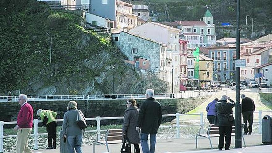 Turistas en Cudillero, con el anfiteatro al fondo.