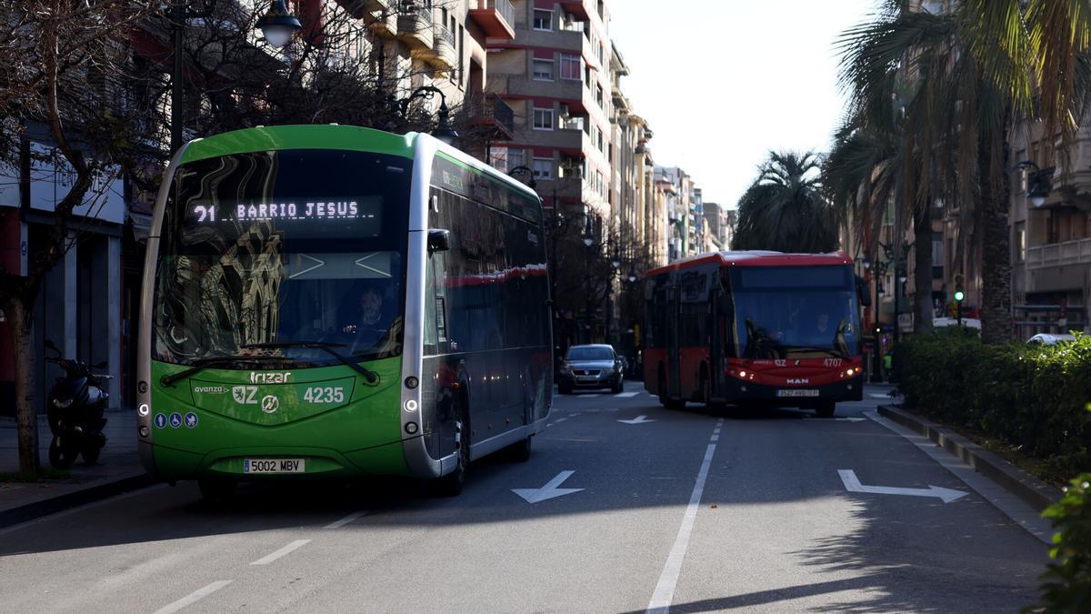 Dos autobuses urbanos en el centro de Zaragoza.