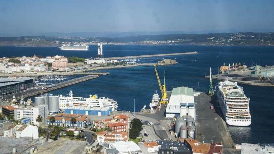 Panorámica de los muelles de Batería y Calvo Sotelo.