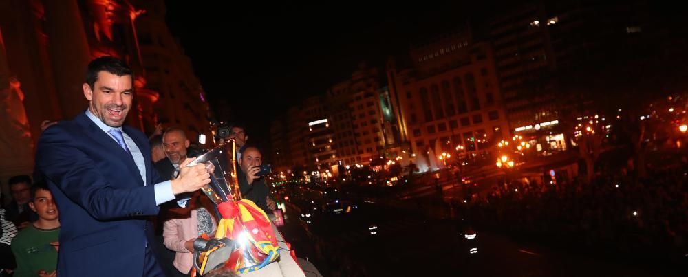 Celebración del triunfo en la Eurocup del Valencia Basket en València