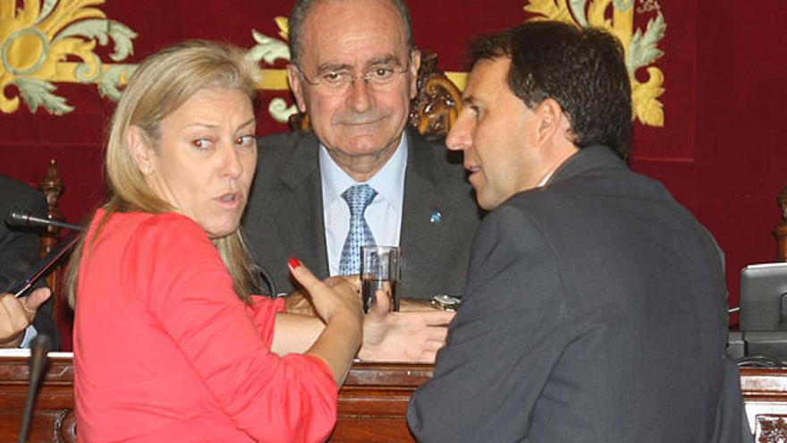 Diálogo. Fuentes habla con el alcalde y la concejala de Personal.