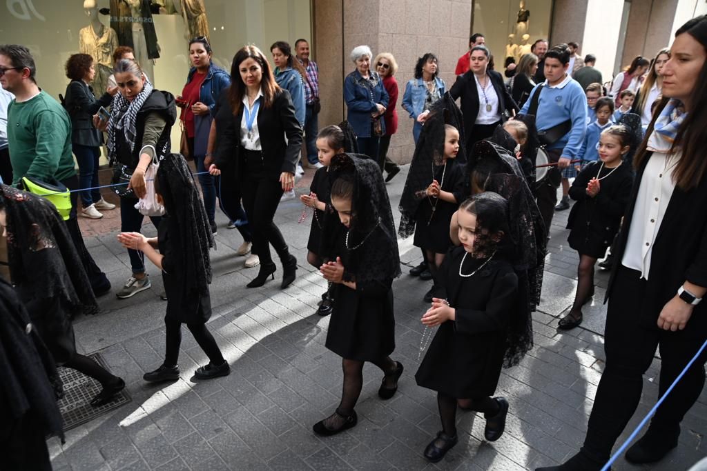 Alumnos del colegio de la Milagrosa durante su desfile por las calles del centro de la ciudad