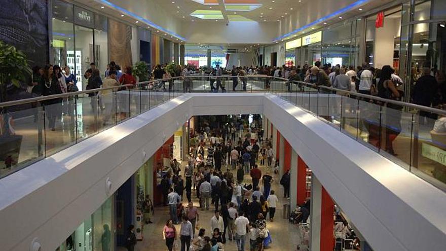 Interior de un centro comercial en A Coruña. / juan varela