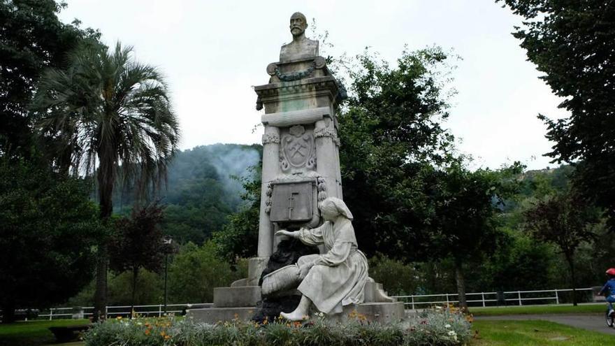 La escultura erigida en honor de Luis Adaro y Magro en el parque Dorado de Sama.