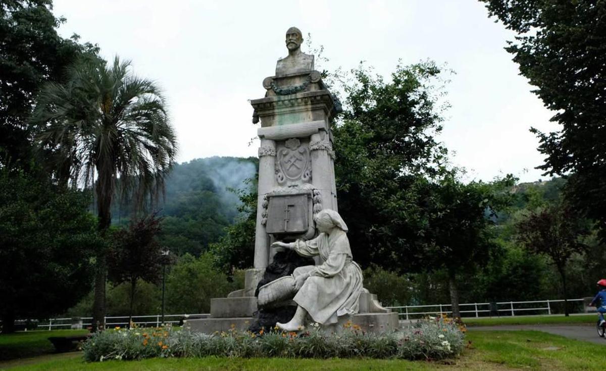 La escultura erigida en honor de Luis Adaro y Magro en el parque Dorado de Sama.