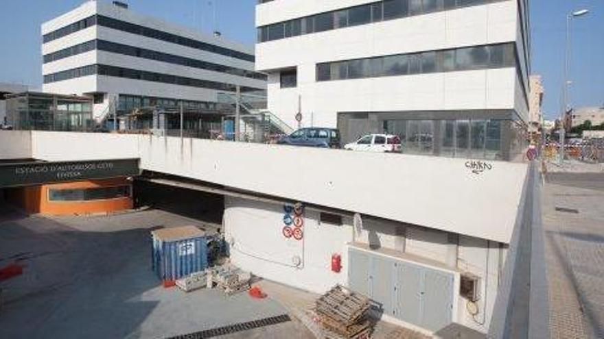 La entrada, en obras, a la estación de autobuses y el edificio del Cetis, en una imagen de archivo.