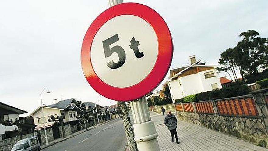 Señal que prohibe el acceso de camiones de gran tonelaje instalada en la calle Marola.