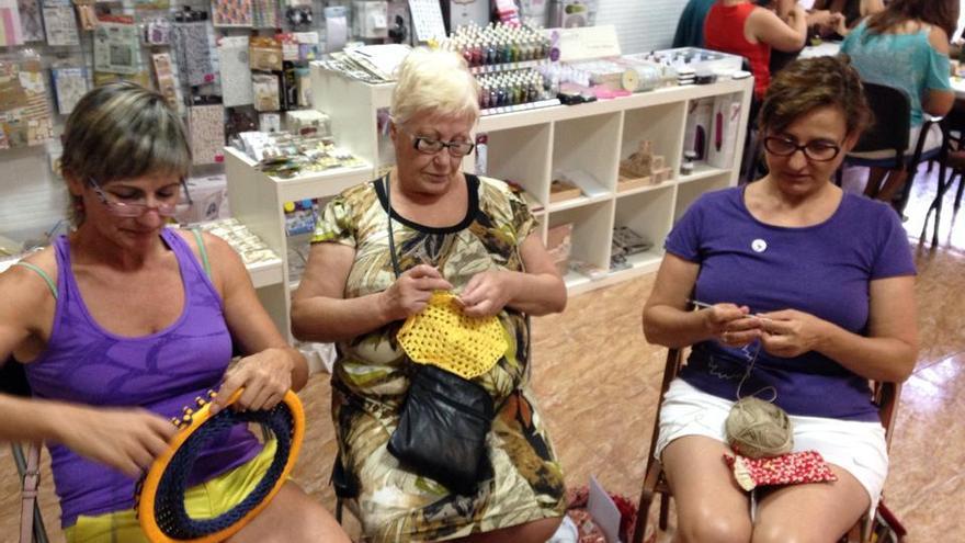 Un grupo de mujeres en la tienda Hecho a Mano Tamara tejiendo para el evento solidario.