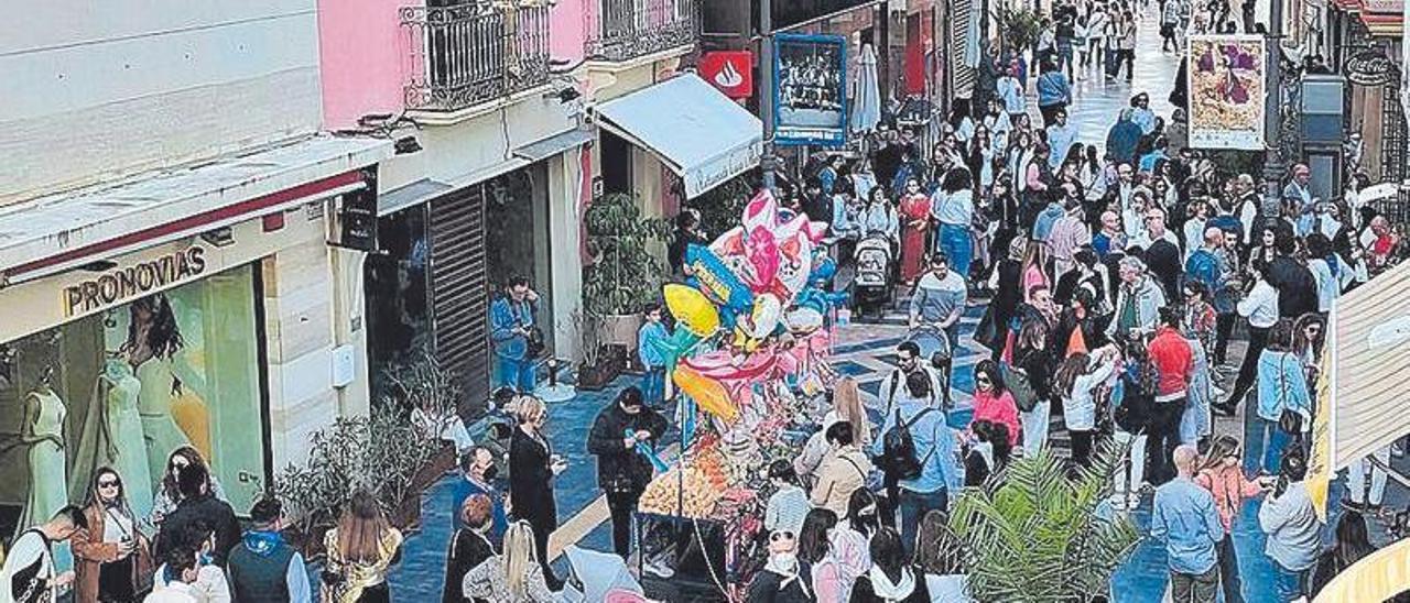 Lorquinos y visitantes en la calle Corredera en la tarde del Viernes de Dolores.