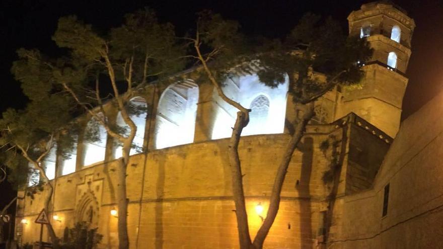 La parroquia de Sant Pere con la nueva iluminación.