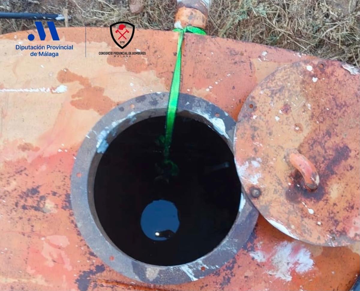 Abertura del bidón de agua al que cayó un hombre en Alhaurín el Grande.