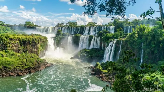 Dormir frente a la fuerza del agua: hoteles con poderosas cascadas a la vista