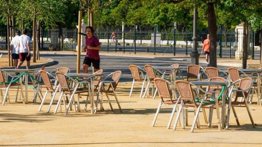 Veladores en Sevilla en una imagen de archivo. Urbanismo retirará la licencia a nuevos establecimientos en su Comisión Ejecutiva