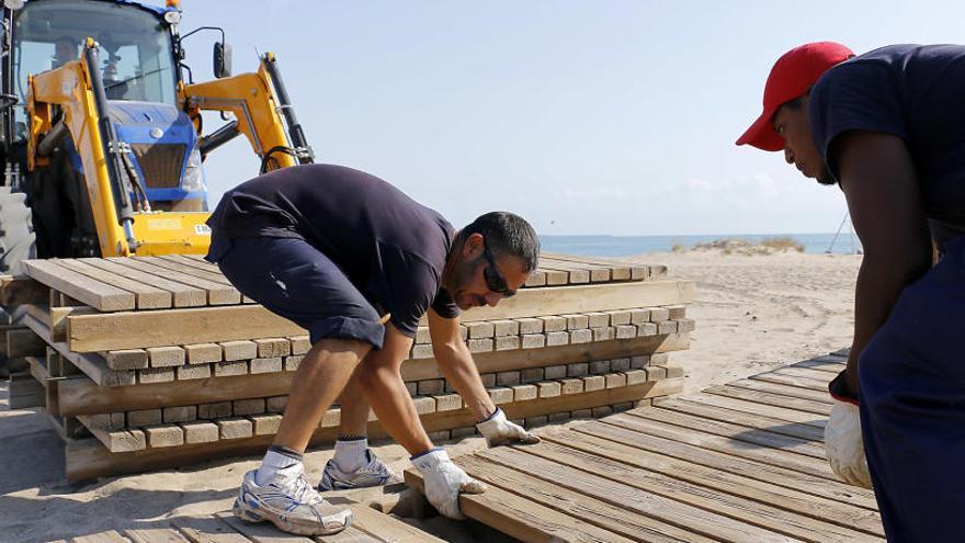 La brigada municipal recoge la playa de verano