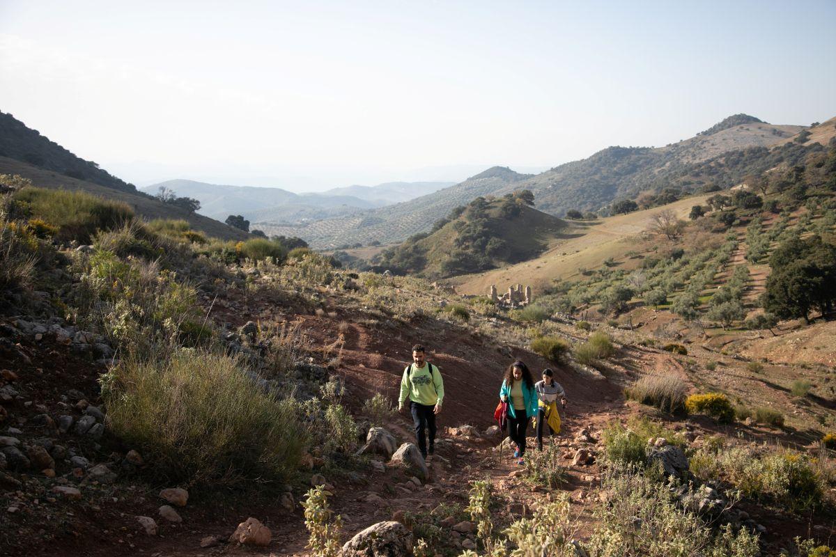 Un grupo recorre uno de los senderos que conforman la ruta por la Subbética.