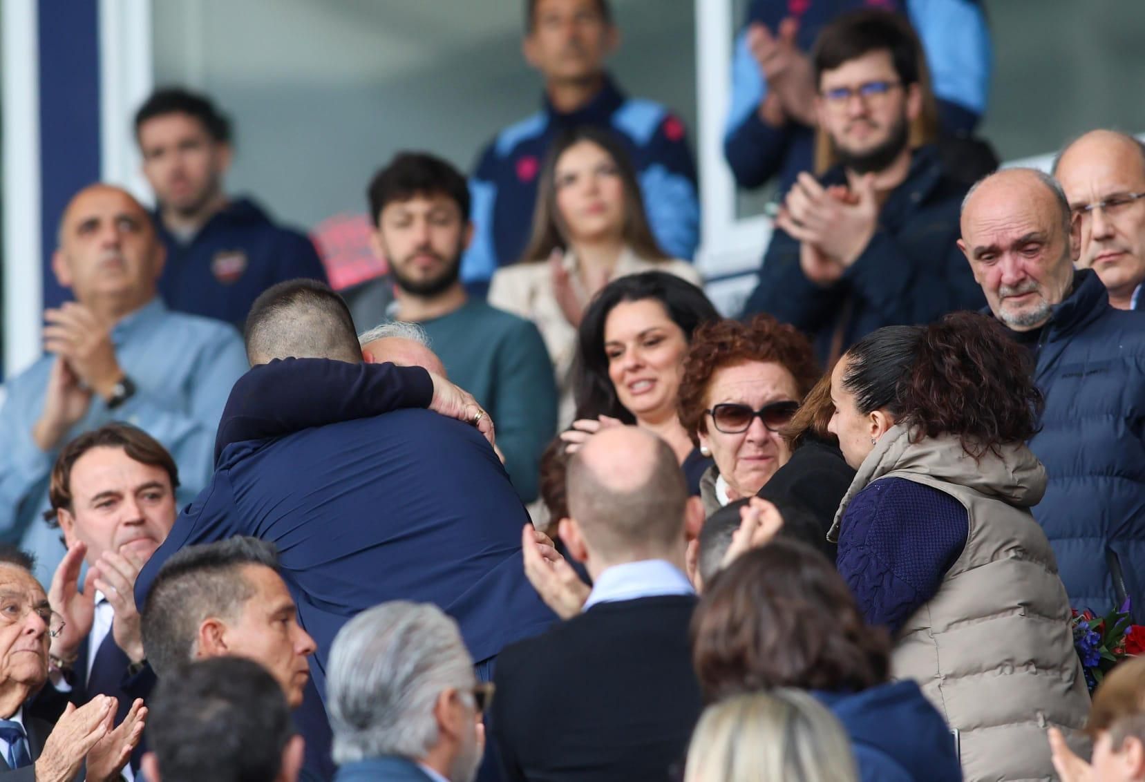 Sentido homenaje del Levante UD a la familia fallecida en el incendio de Campanar