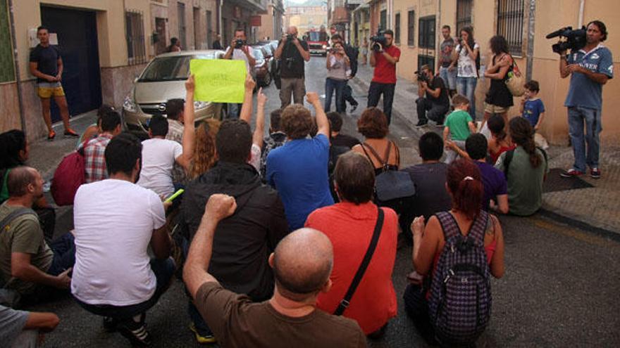 Activistas tratan de impedir un desahucio en la calle Ventura Rodríguez en octubre de 2013.